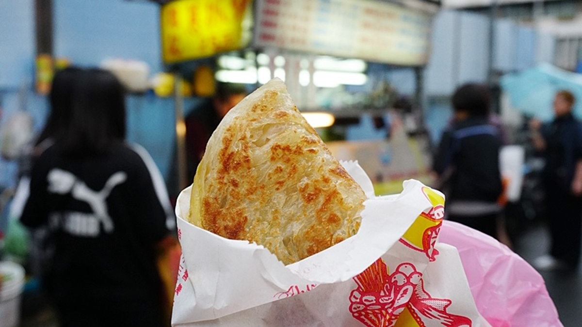 「雄記蔥抓餅」是榮獲米其林必比登推薦的知名小吃。（圖片來源：PEKO の Simple Life）