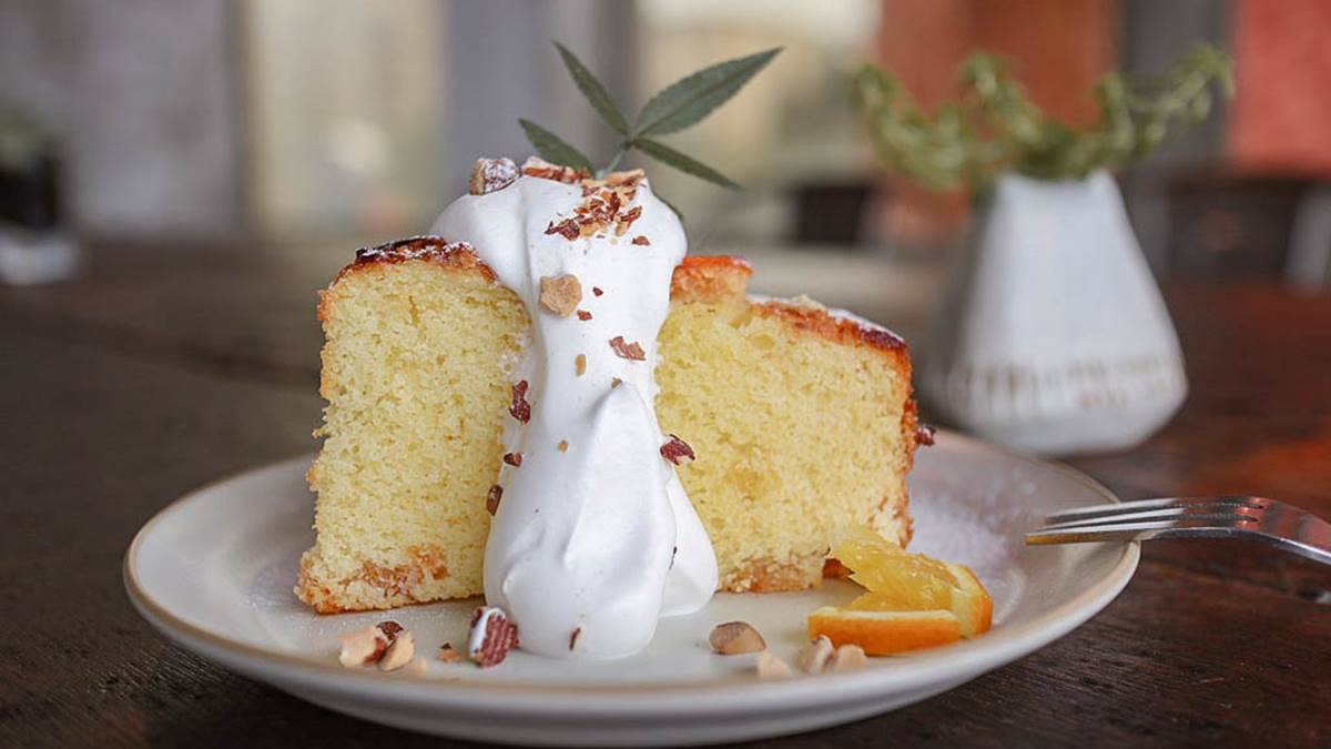 香橙杏桃溫蛋糕，有著清爽的橙香，蛋糕體口感綿密不乾。（圖片來源：靜兒貪吃遊玩愛分享）