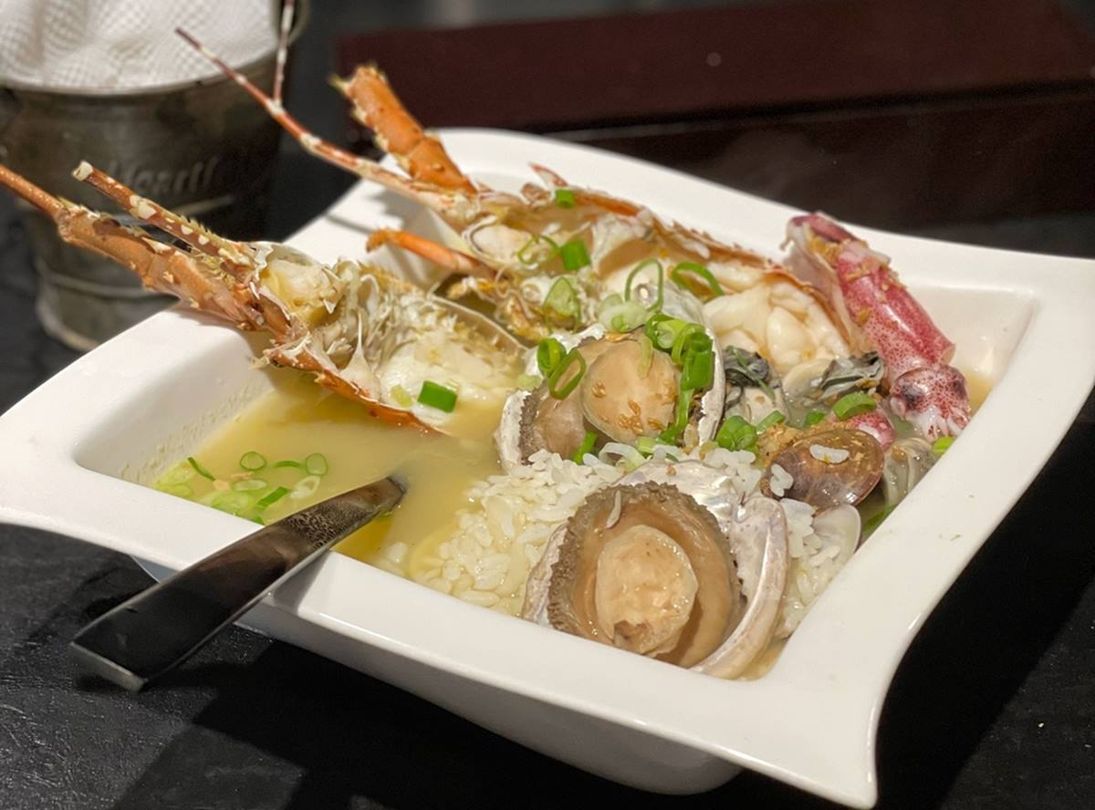 五星級主廚現場料理！「隱藏版海鮮粥」吃得到龍蝦、鮑魚，鮮蚵烘蛋厚實鬆軟