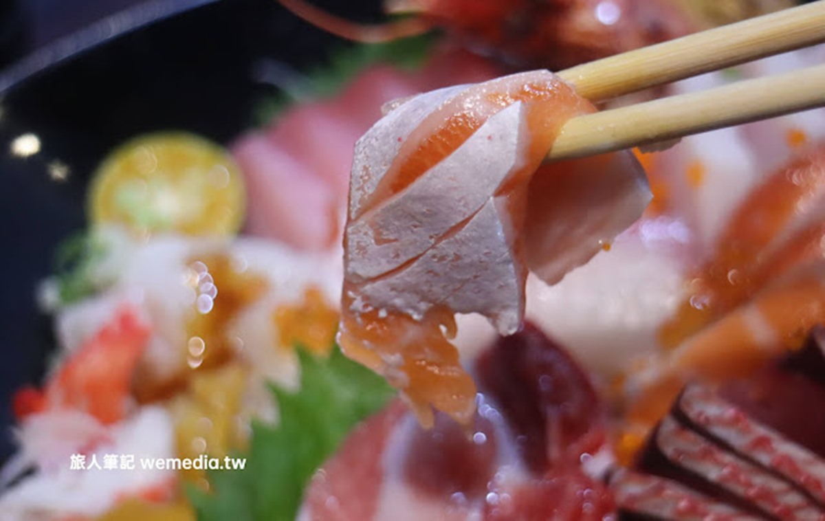 鋪滿20種生魚片！「浮誇海鮮丼」分量多到看不見飯，還有魚骨味噌湯喝到飽