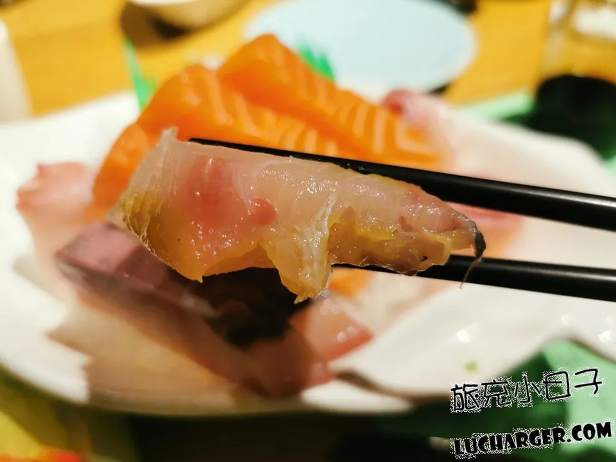 生魚片厚達１公分！「豪華散壽司」一次嘗３種鮮魚，鮭魚味增湯給料不手軟