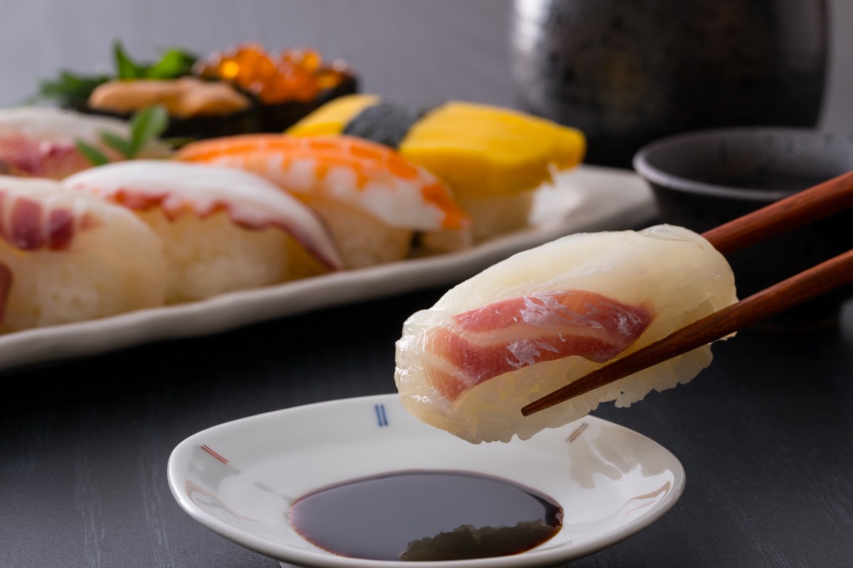 壽司沾醬油到底哪邊該朝下？吃「日料」５大用餐NG行為，算算你做錯幾個