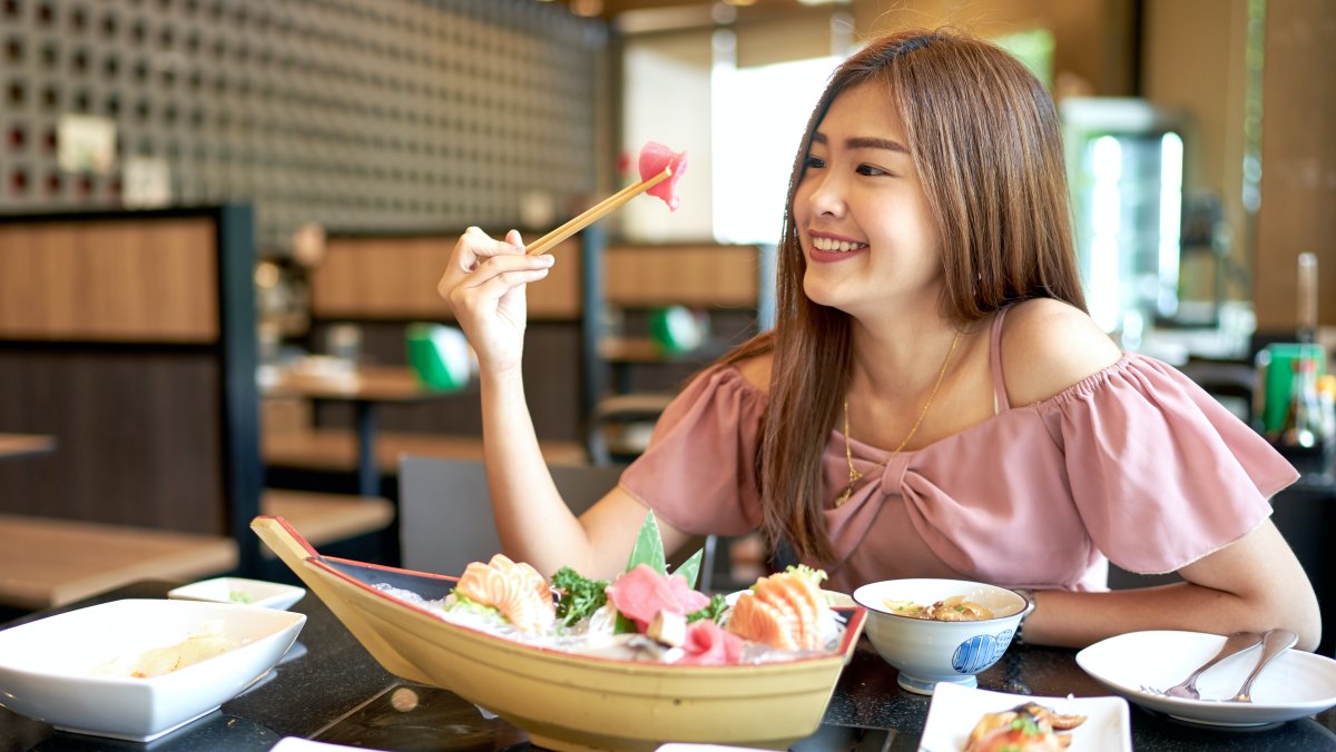 壽司沾醬油到底哪邊該朝下？吃「日料」５大用餐NG行為，算算你做錯幾個