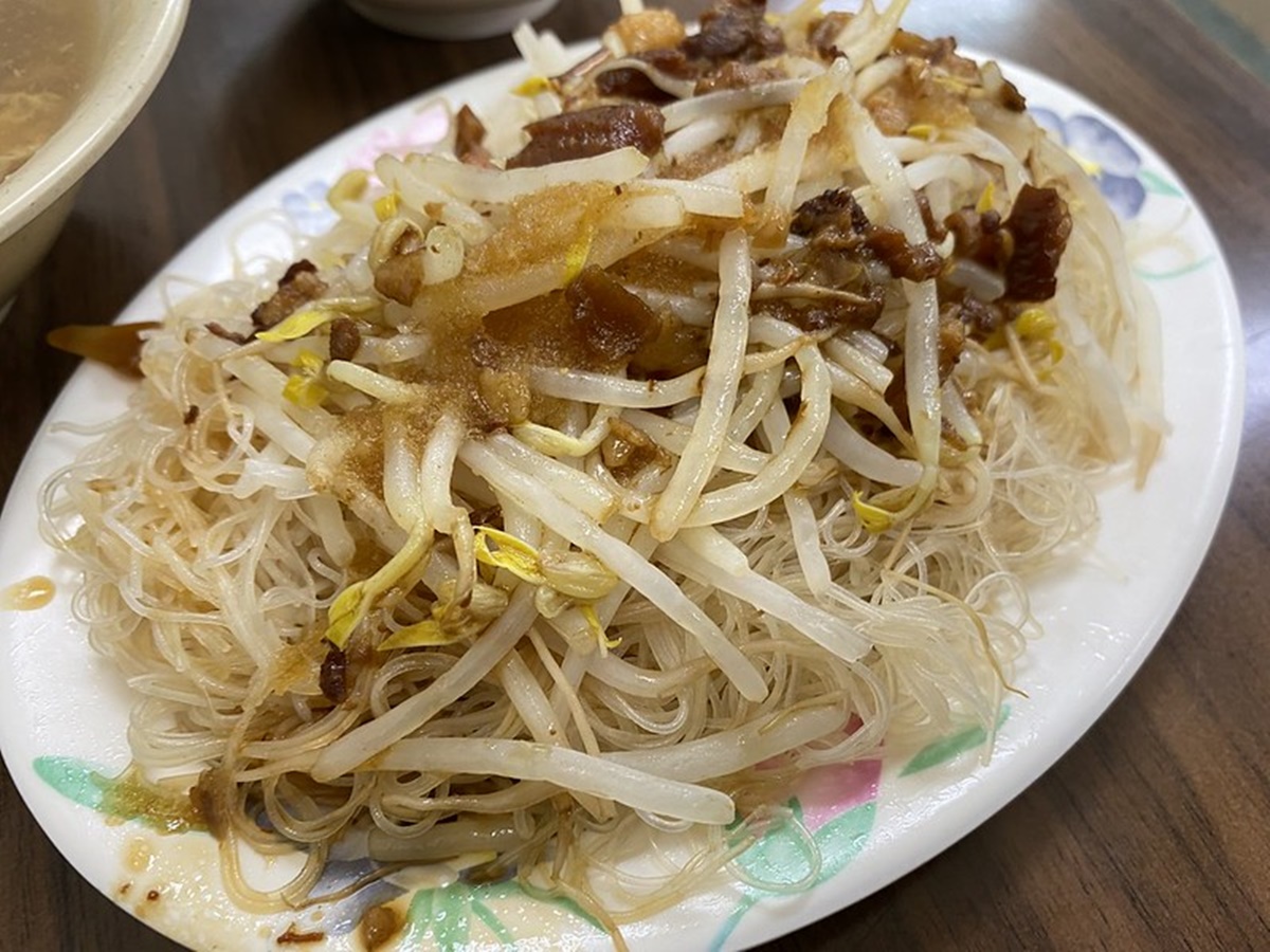 飄香30年！台北「老字號赤肉羹」加辣吃更對味，炒米粉吸滿滷汁愈吃愈唰嘴