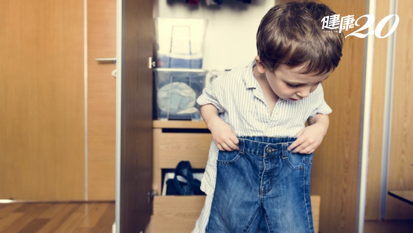 小孩上幼稚園不會穿褲子怎麼辦？穿脫褲子可增強感覺統合，專家教常做這些助兒童發展