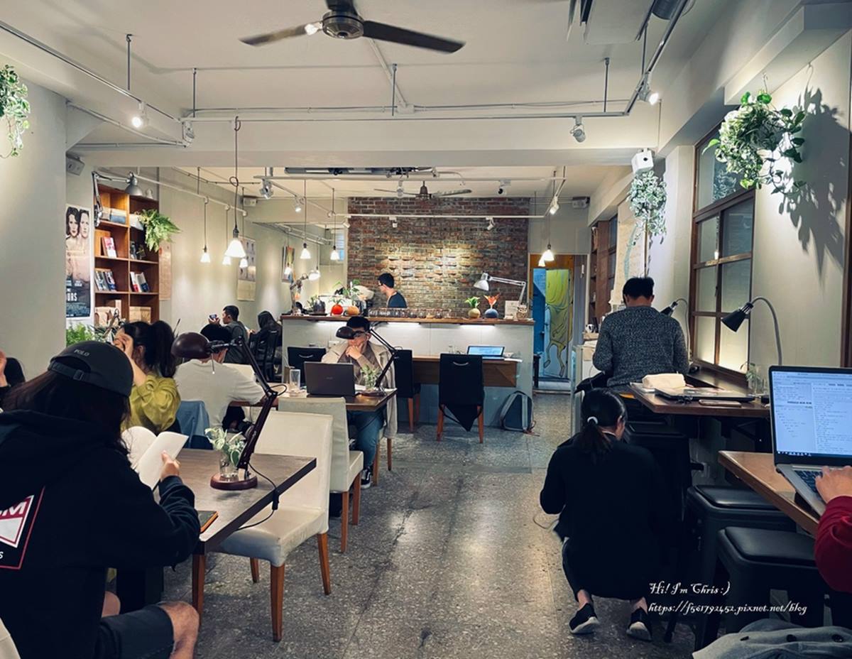 營業到凌晨！台北６家深夜咖啡廳：１小時內客滿、整櫃漫畫書、指揮家創立