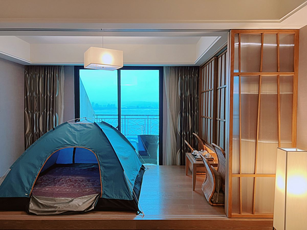 暑期放電來這！淡水親子飯店推「海景露營房」，帳篷、戲水池、親子館暢玩