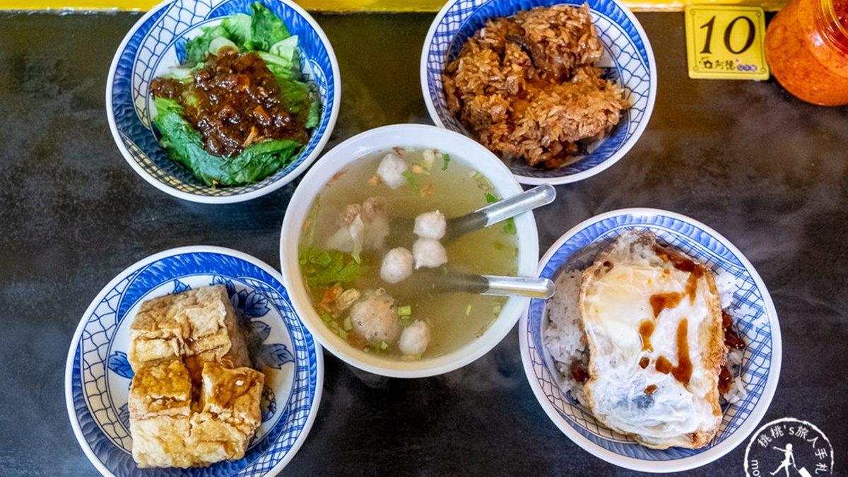 店家賣的是中式餐點，有油飯、滷肉飯、乾麵、扁食湯、魚丸湯、貢丸湯等。（圖片來源：桃桃's旅人手札）
