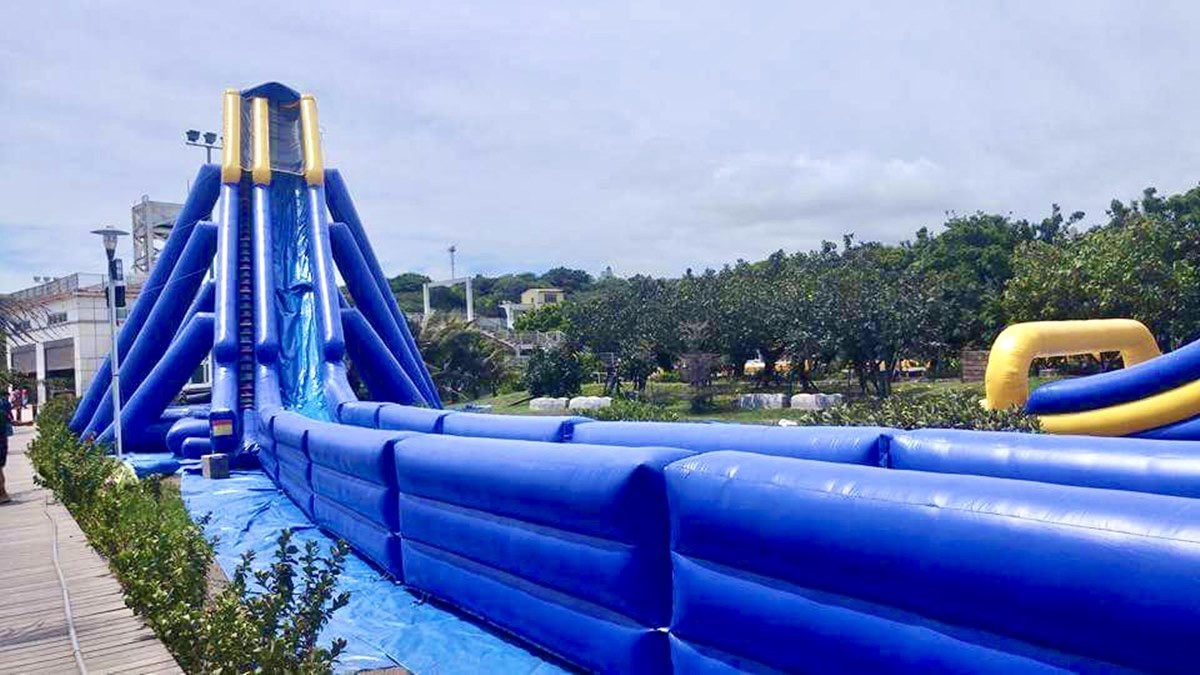 超大型「氣墊樂園」暑假免費玩！65公尺滑水道玩到斷電，再拍南台灣最大沙雕