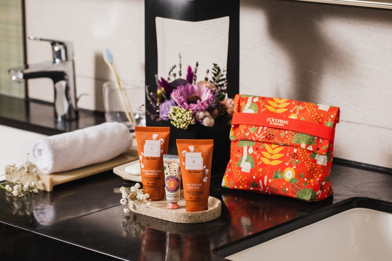 台北新板希爾頓酒店攜手歐舒丹推「花時間」住房專案！送花香身體乳、漂亮花籃