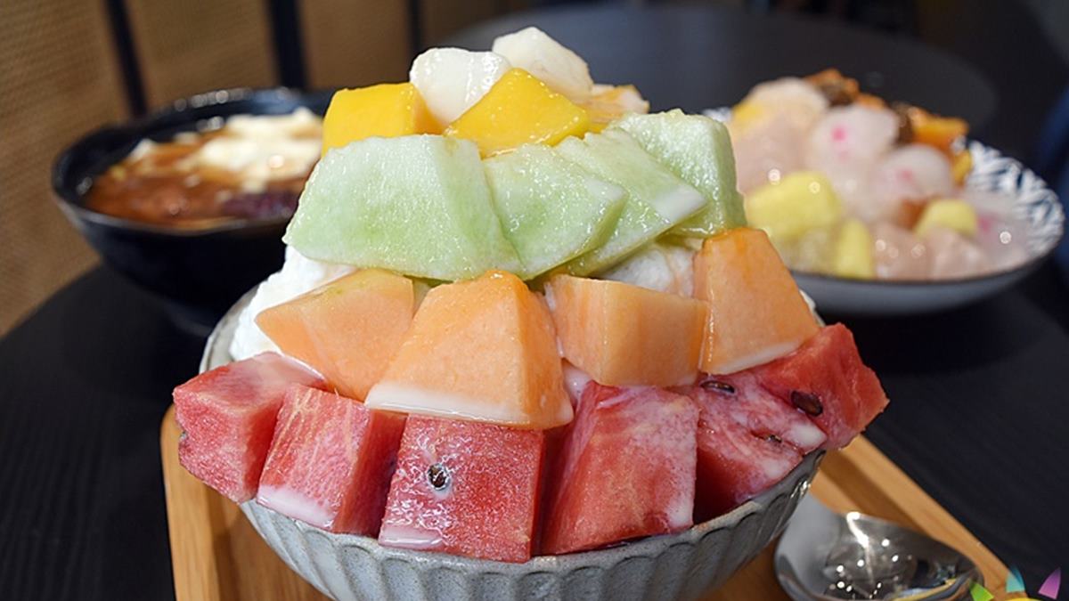 「綜合水果牛奶雪花冰」新鮮水果配色漂亮堆疊成小山，視覺上先加分。（圖片來源：商妮吃喝遊樂）