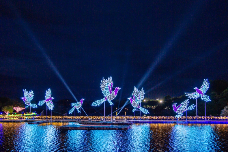 2022宜蘭情人節「七夕鵲橋」湖景燈飾登場，原子少年、陳芳語甜蜜開唱！