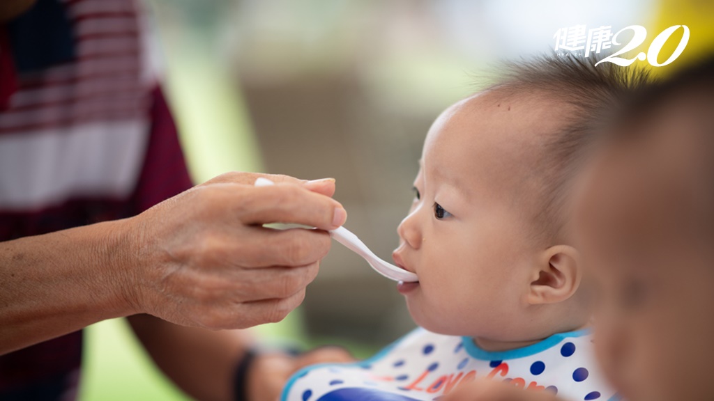嬰幼兒可以吃冰涼消暑食物？醫：從「這些食物」開始！2歲後再吃冰