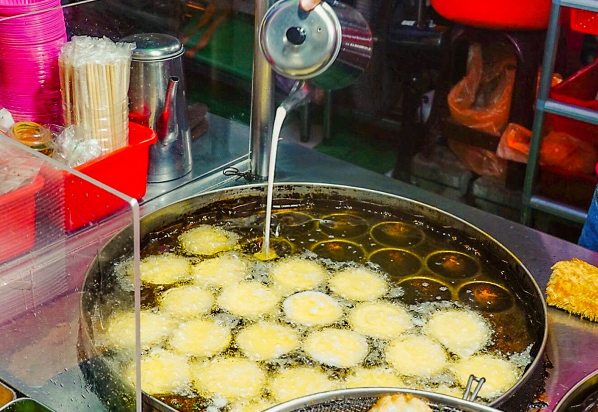 越南夫妻賣完就收！限量「飛碟蝦餅」必搭生菜、魚露，道地小吃藏夜市快衝