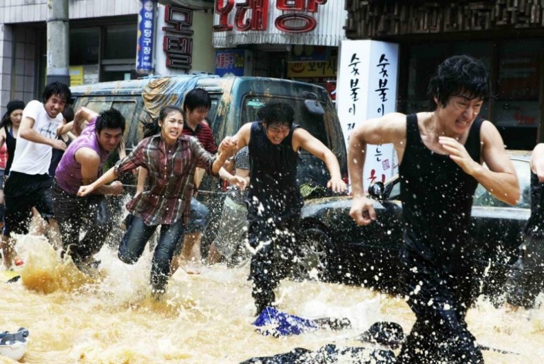 緊張指數破表！10部「韓國災難片」推薦：《緊急迫降》、《屍速列車》揭開人性黑暗面
