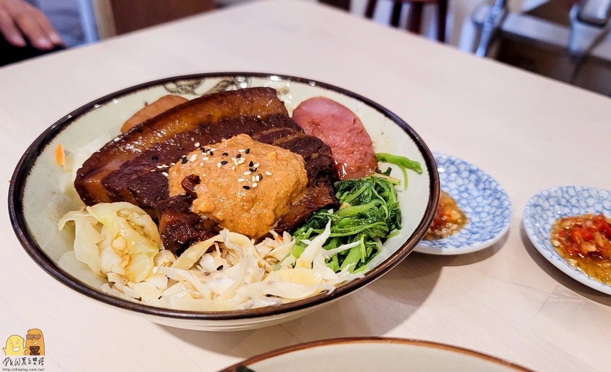 想吃先拿處方籤？大塊焢肉飯藏身「中藥行」，蜜汁焢肉＋花生醬吃法超犯規