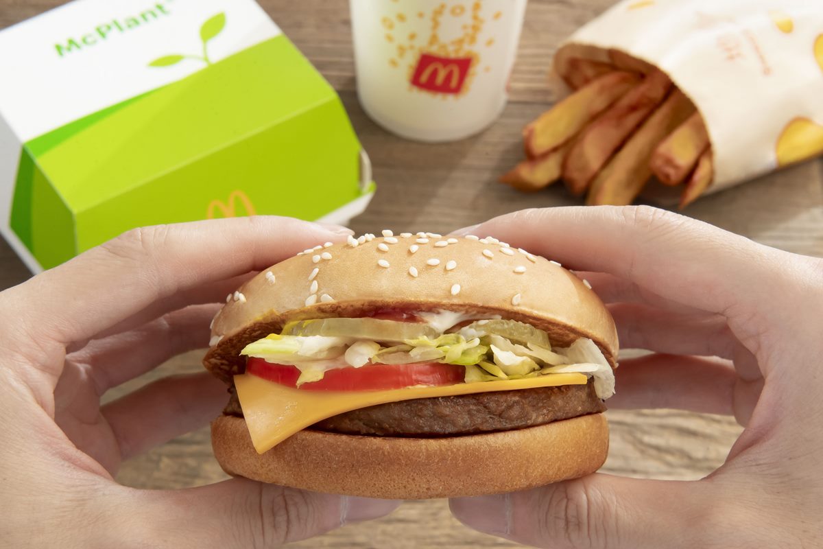 麥當勞最新「植物系漢堡」！植物肉餅搭配滿滿生菜、融化起司，鍋邊素也可吃