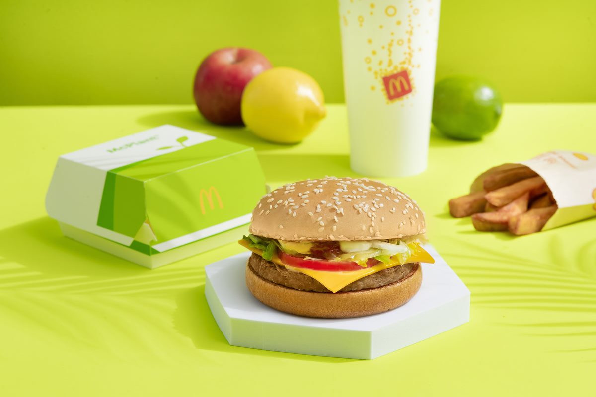 麥當勞最新「植物系漢堡」！植物肉餅搭配滿滿生菜、融化起司，鍋邊素也可吃