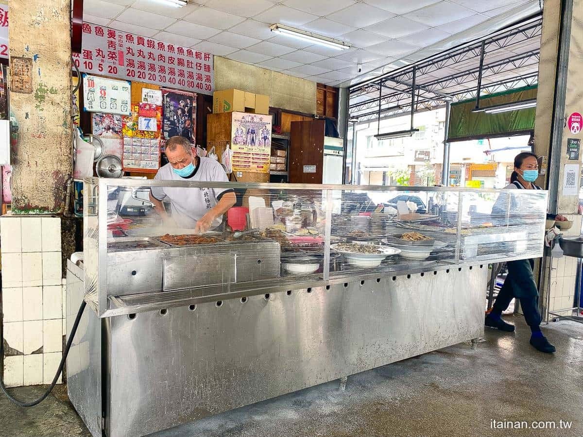 內用只要15元！在地私藏「肉燥飯」藏身鐵皮屋，台南人撒胡椒吃才對味