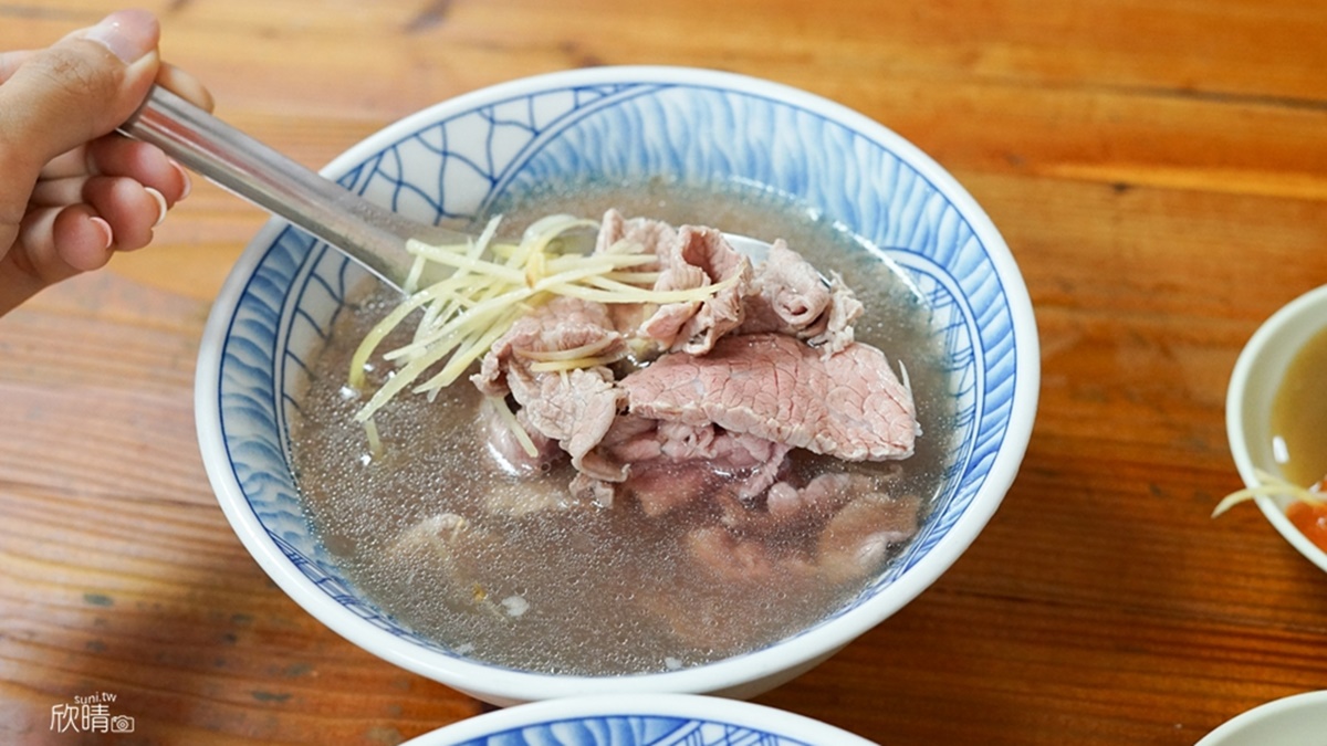 羊肉湯裡的肉片帶有粉嫩色澤，推薦必點！（圖片來源：美食旅遊生活分享。欣晴）