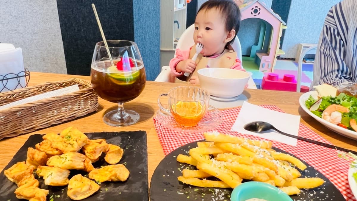 台北聚餐首選！網評4.4分「親子餐廳」先嗑手掌大鱸魚排，小孩快衝兒童遊戲區