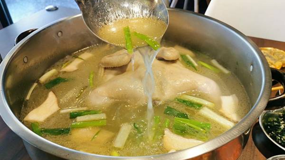整隻活體雞入鍋！新北道地「韓式料理」小菜吃到飽，浮誇大盆裝滿滿蛤蜊