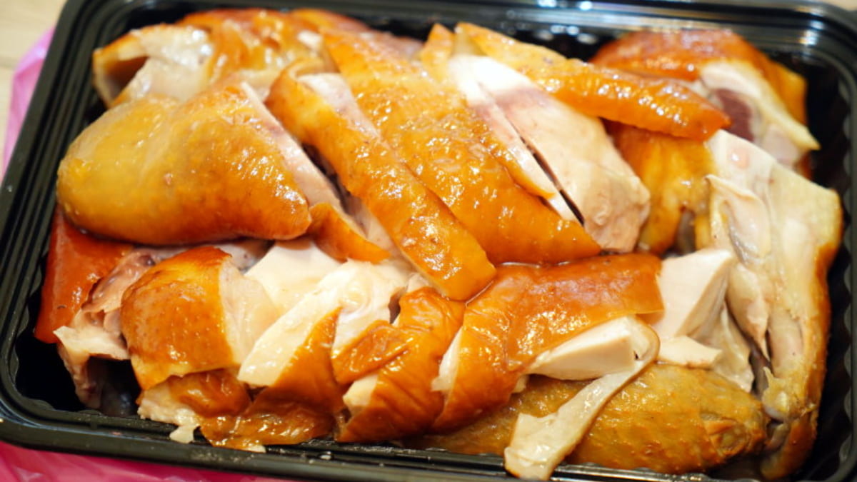 買雞肉送雞湯超佛！市場「人氣甘蔗雞」皮彈肉嫩有嚼勁，搭Q滑肉凍一吃上癮