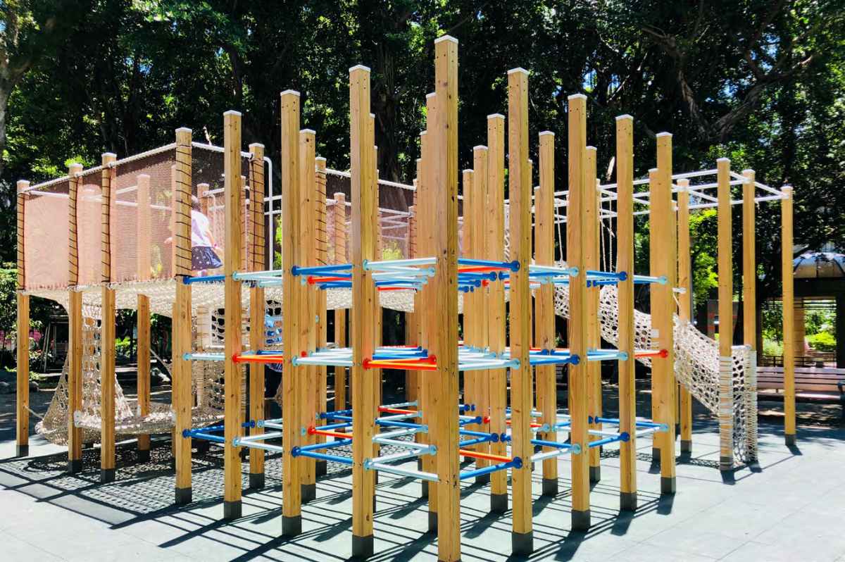 大小朋友都能爬！台北「3D木樁迷宮」公園設計開創舉，再窩進編織樹洞好放鬆