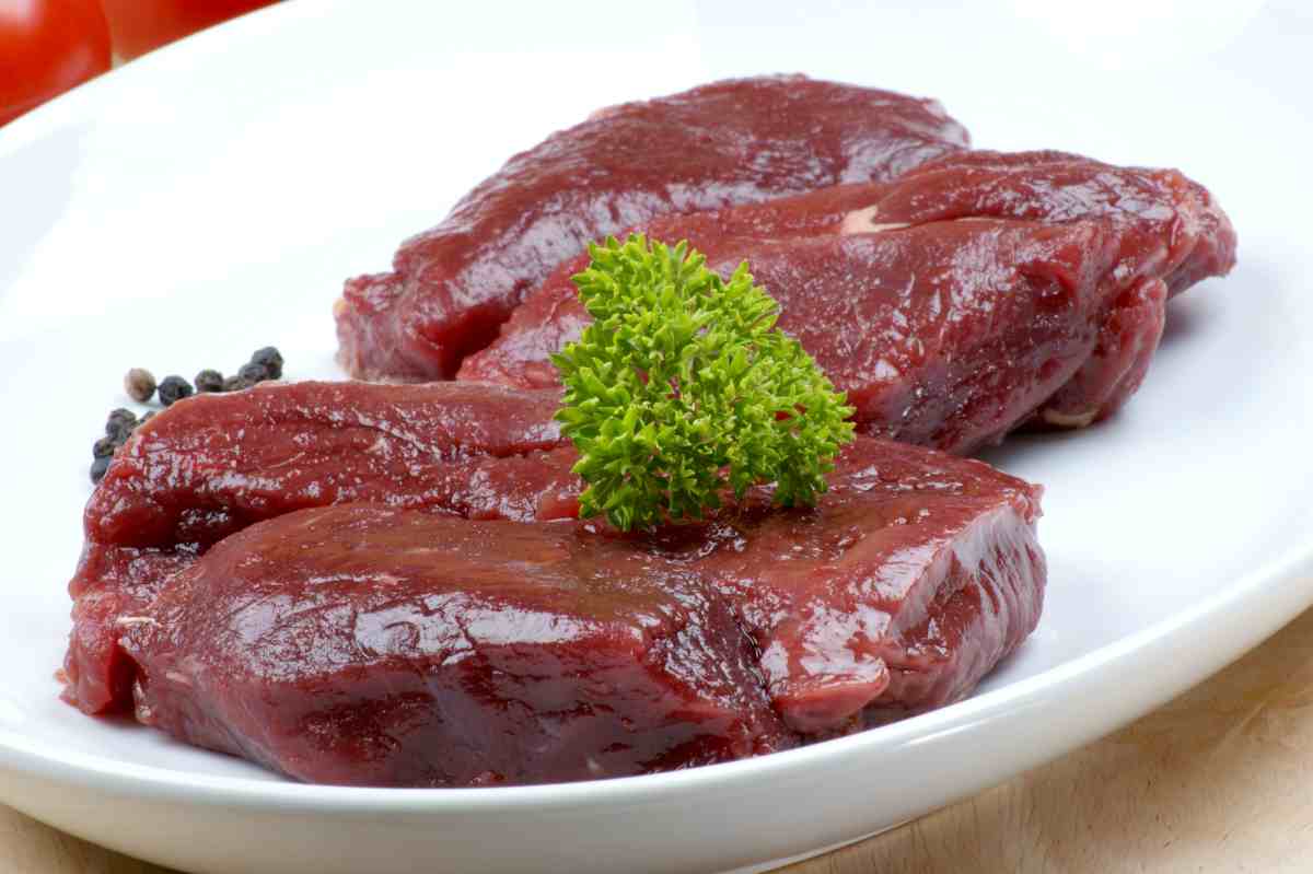 你吃過嗎？百元熱炒店菜單常見的「鐵板鴕鳥肉」，達人揭祕到底是什麼肉