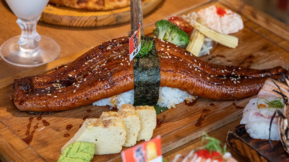 「巨大野鰻握壽司」鰻魚肉質飽滿鮮嫩，醬汁蒲燒帶出鹹甜滋味。（圖片來源：虎麗笑嗨嗨）