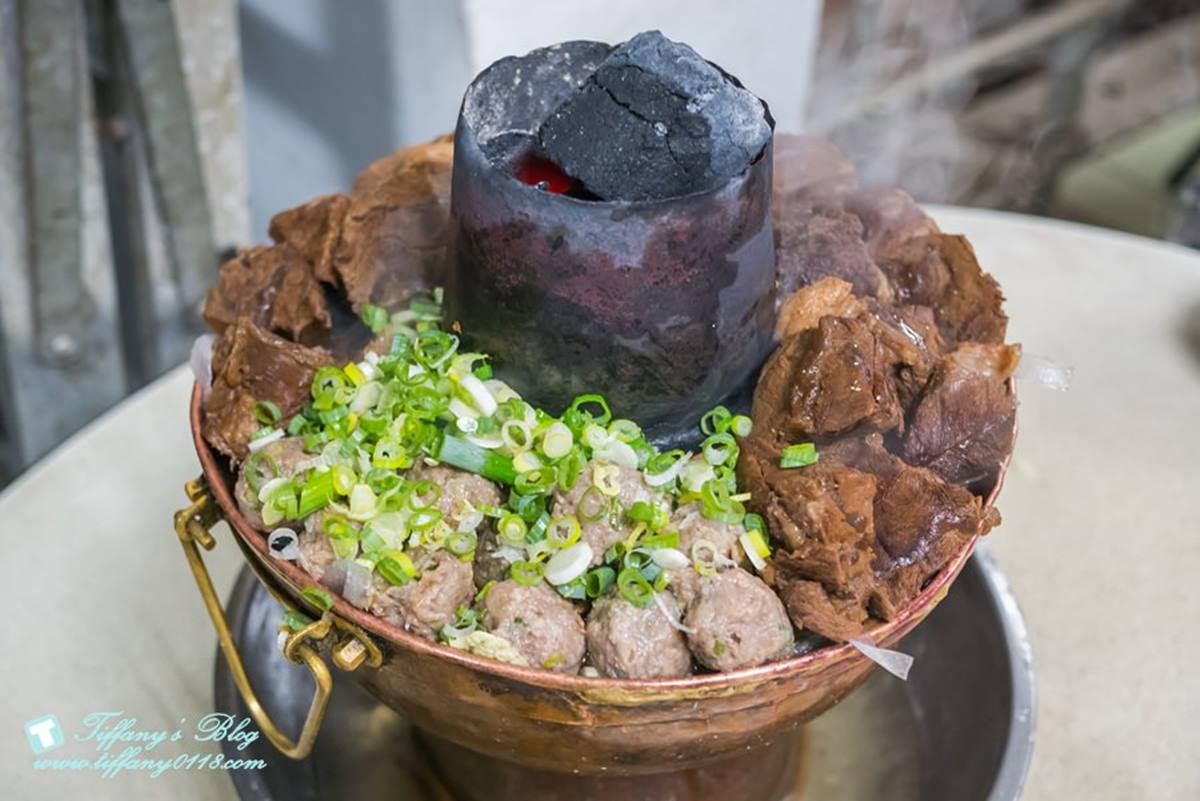 被餃子耽誤的火鍋店？台中「炭火牛肉鍋」開店就客滿，牛肉塊、肉丸滿到溢出