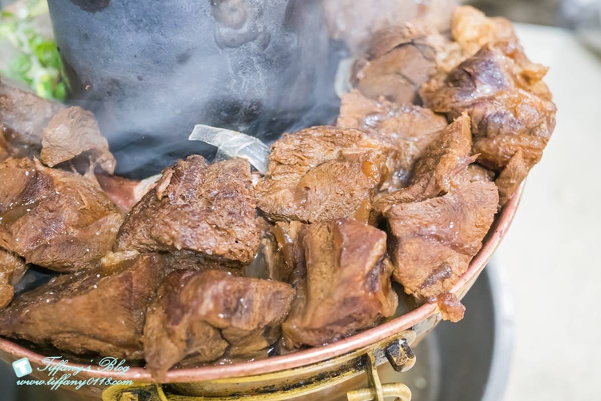 被餃子耽誤的火鍋店？台中「炭火牛肉鍋」開店就客滿，牛肉塊、肉丸滿到溢出