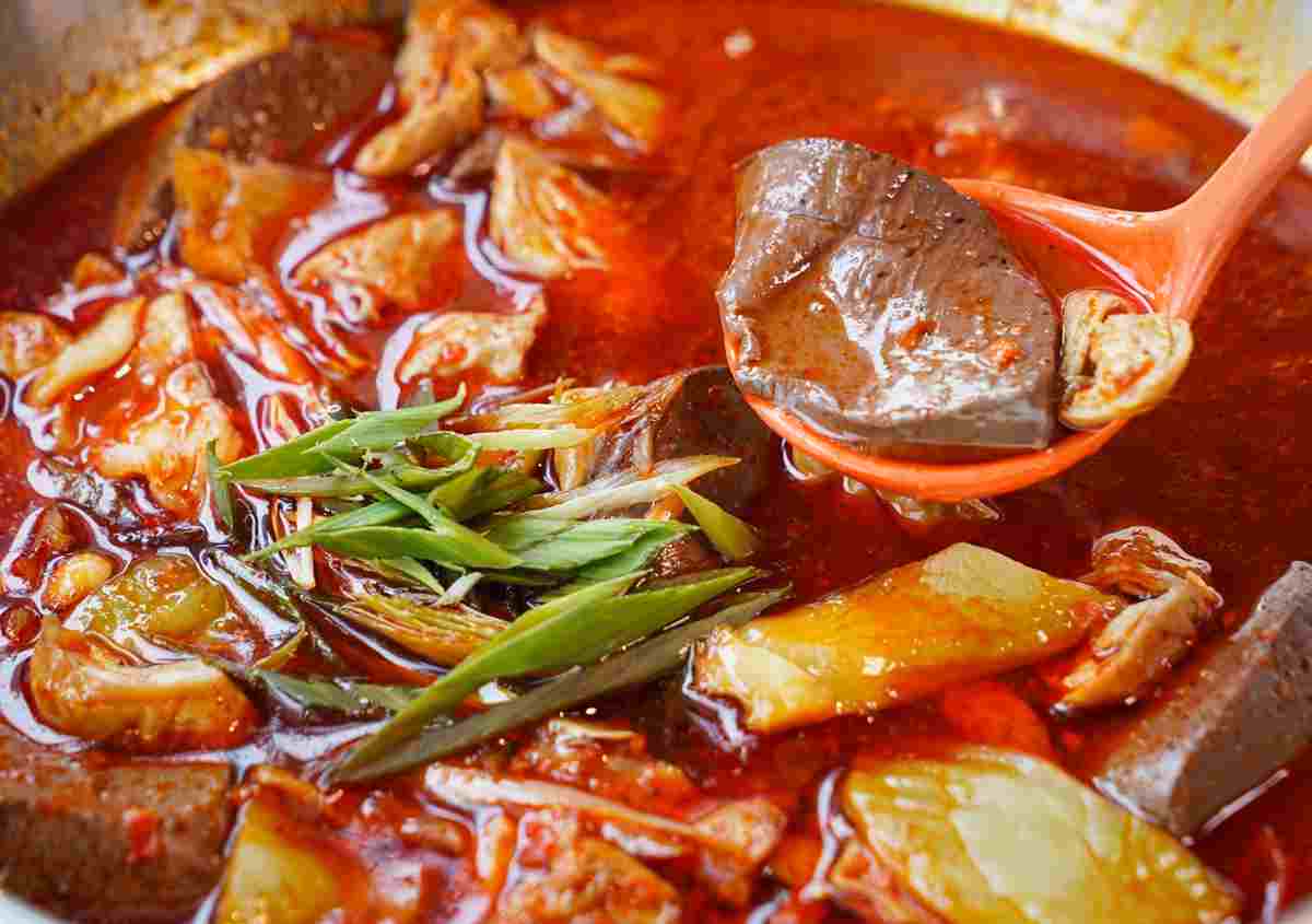 泰國沒有月亮蝦餅？５道在台灣發明的「偽異國料理」：蒙古烤肉、溫州大餛飩