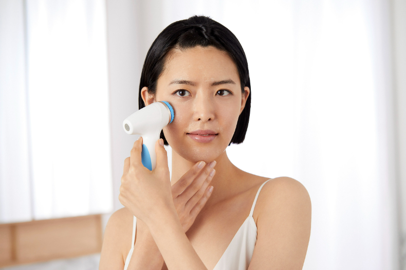 ▲LumiSpa iO智慧雙效潔顏機採用Nu Skin 獨家技術「微脈動反旋科技」及「醫療級銀離子抗菌矽膠導頭」，並於VERA App整合全新六大功能，搭配淨膚露使用，讓洗臉從日常保養程序晉級為SPA級享受。