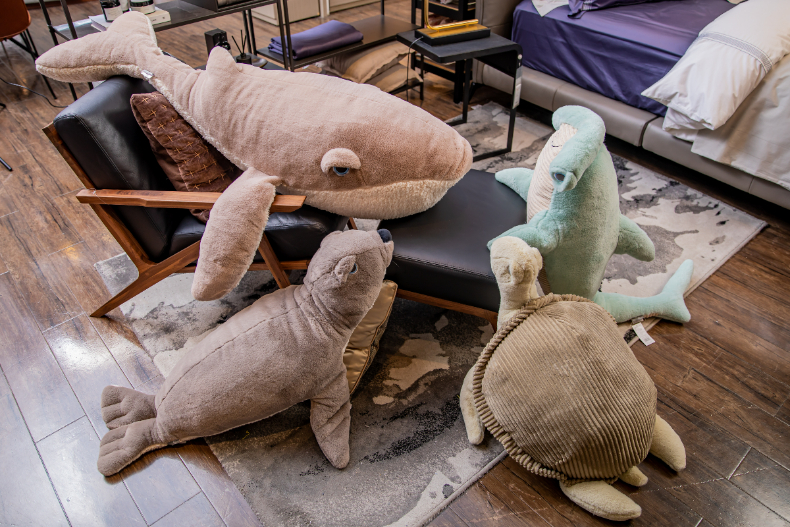 ▲HOLA週年慶慵懶海洋動物造型抱枕