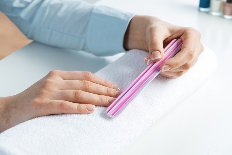 ▲指甲出現黑點的原因與外傷關係密切