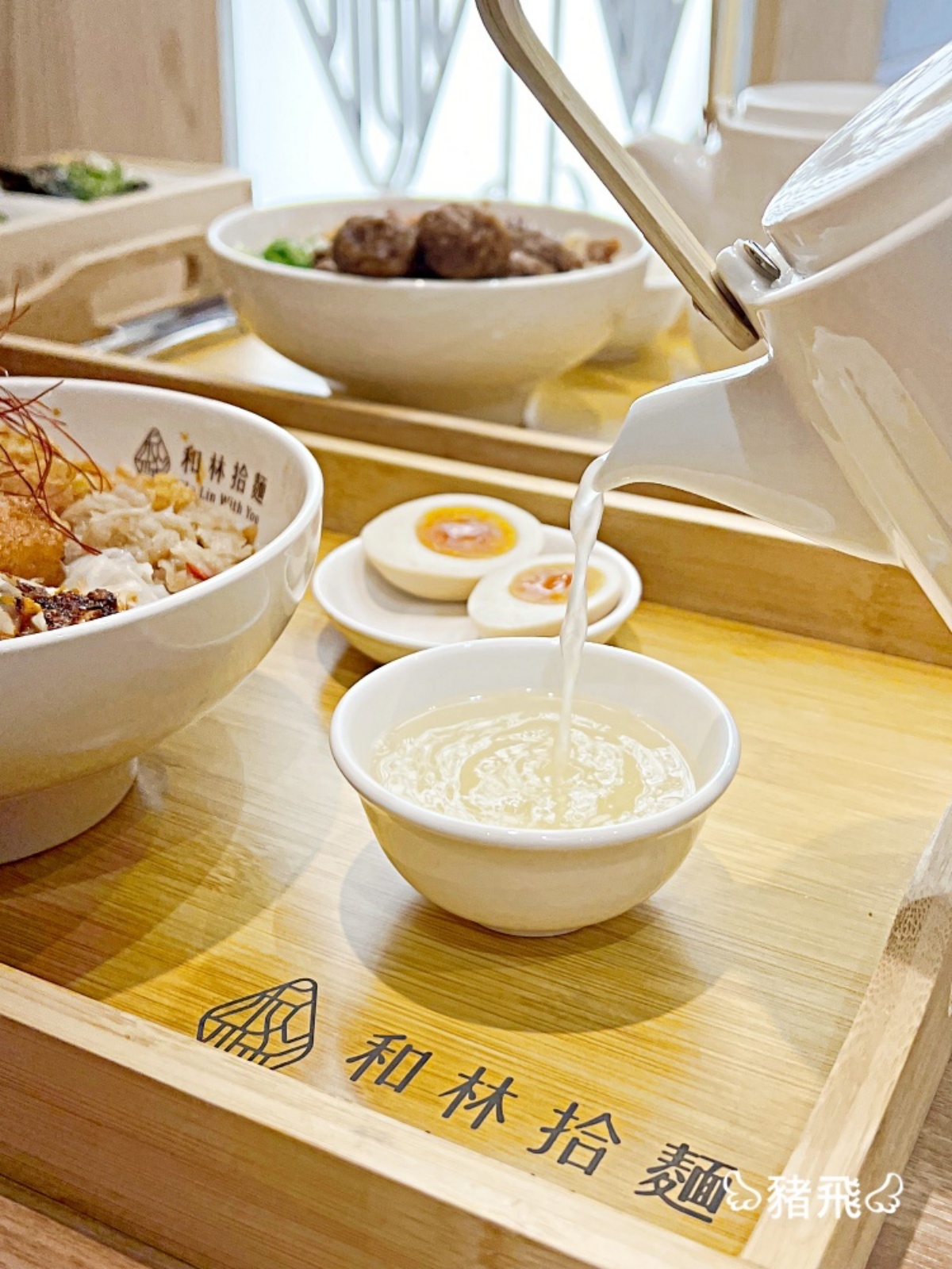 【新開店】全台首創一麵兩吃！「椒麻拌麵」13種小菜任搭，淋現熬雞湯變湯麵