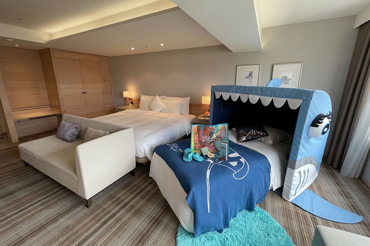 「夜宿水族館床」搬進房！住24小時躺Ｑ版鯊魚打卡，還可免費帶走海洋系周邊