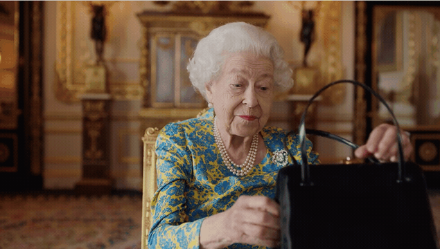 英國女王生前「最愛精品包」是它！傳一生收藏200＋款，曝：沒有包包，就不會穿衣服