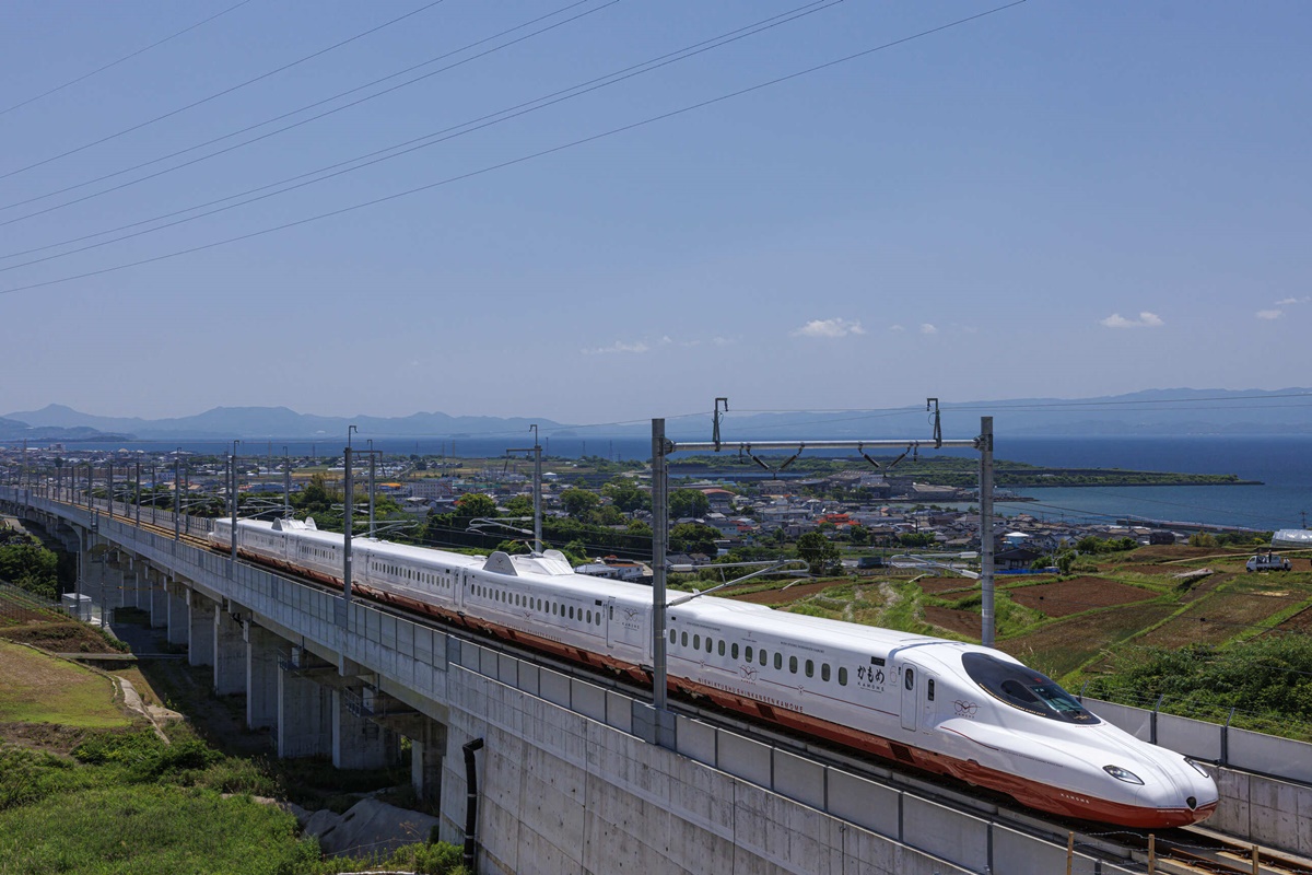 日本最新「西九州新幹線」開通了！福岡到長崎省半小時，再拍超Q水果公車亭
