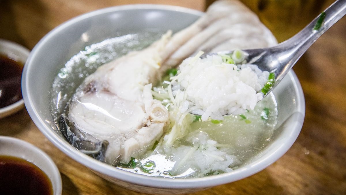 「草魚肉粥」是可以看到米粒的湯飯，吃起來飽含湯汁又不失米粒的Q彈。（圖片來源：大手牽小手玩樂趣）