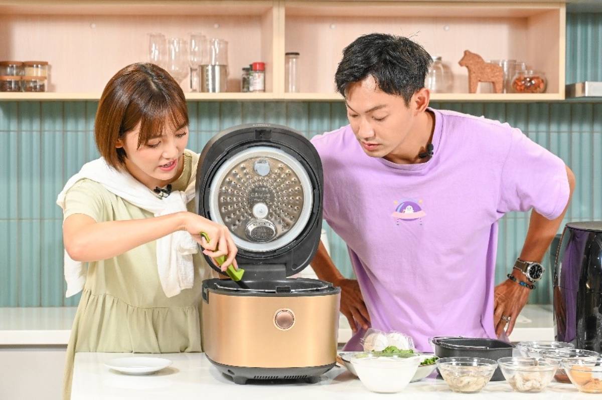 TVBS全新數位節目《威風拉熱血廚房》上菜，廚藝小白朵拉靠這個原地封「廚神」