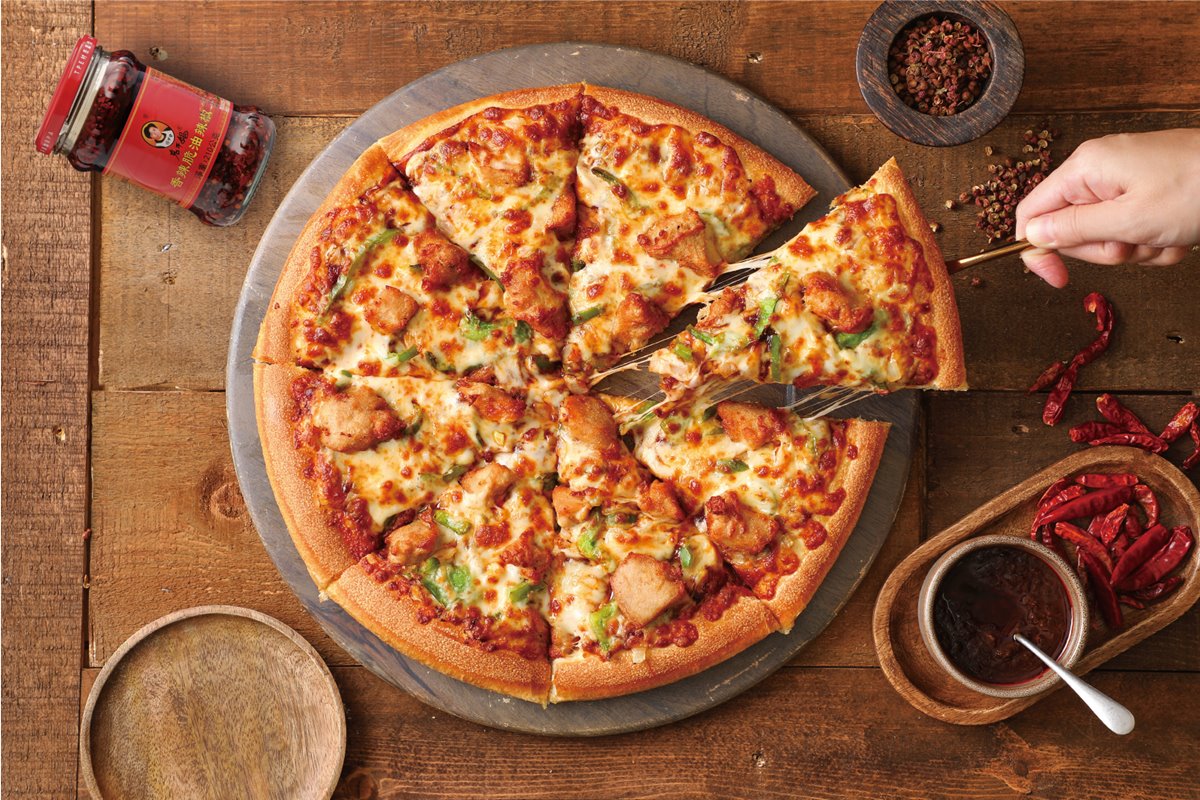 拿坡里最新「餐桌上女神」披薩！老干媽椒麻醬搭唐揚雞，最低199元就能爽嗑