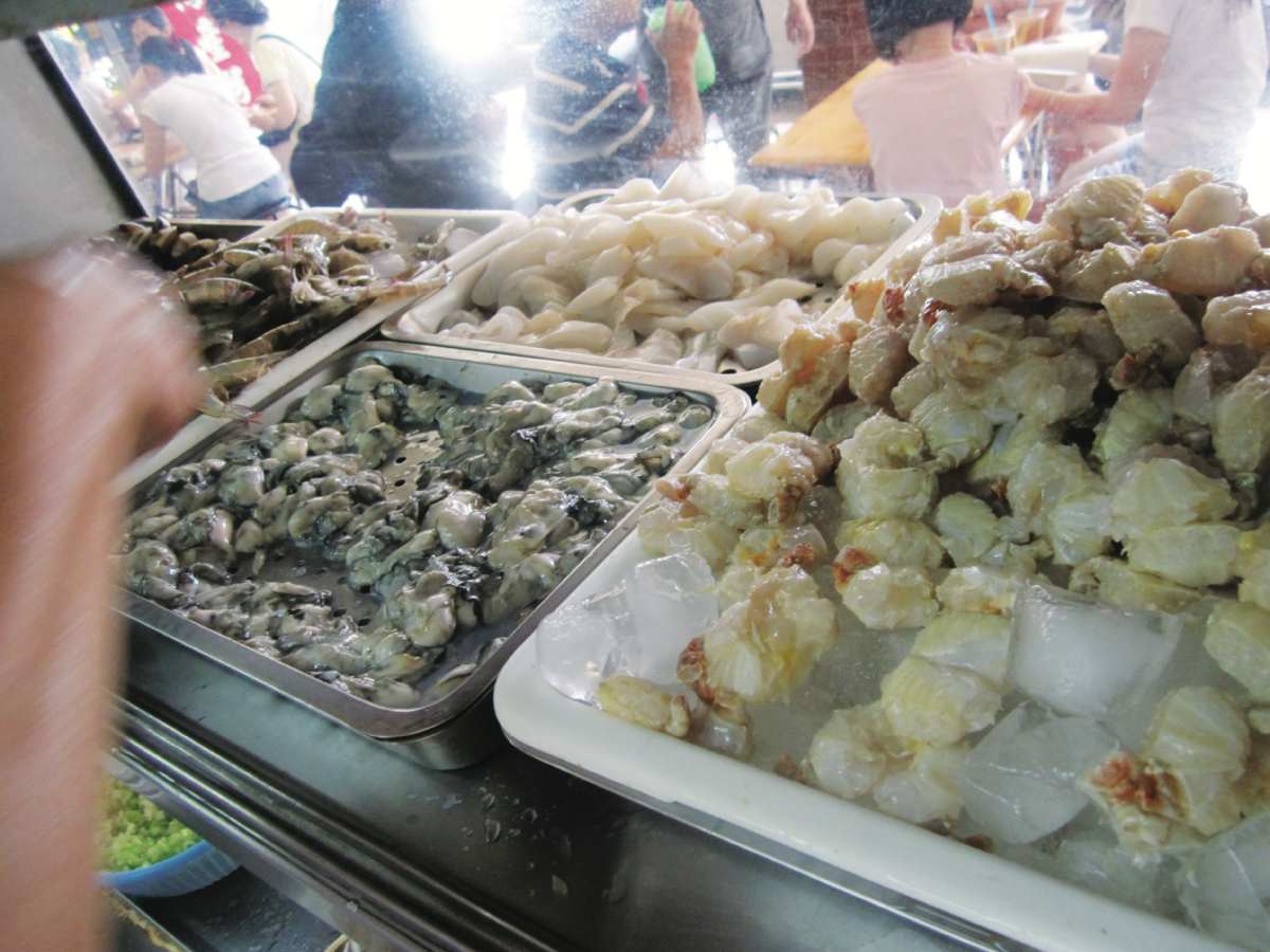 忙到１次煮５鍋！台南4.1星「澎湃海鮮粥」塞滿５種海鮮，老饕必點特製蝦捲