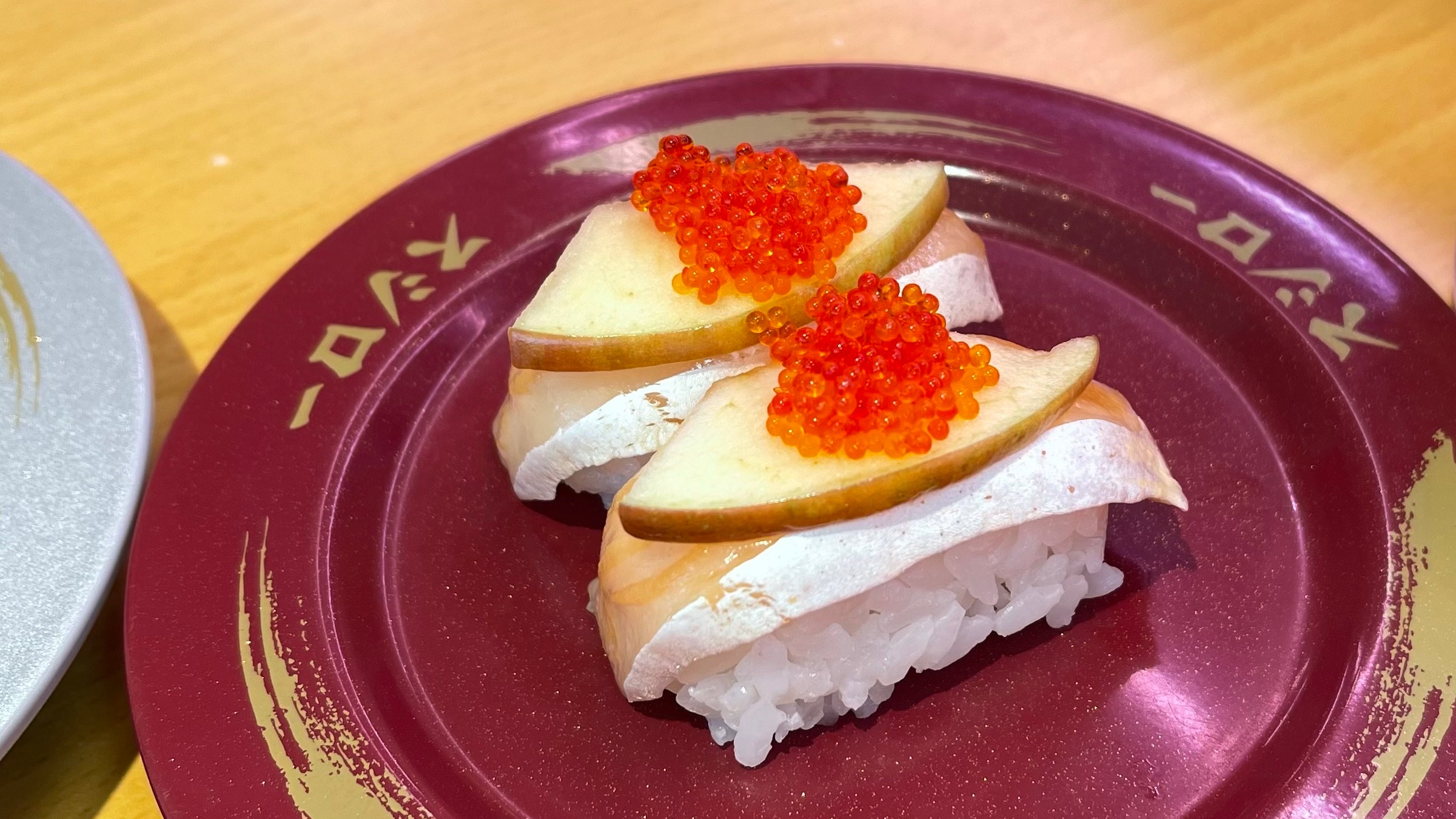 「壽司郎」鮭魚１貫僅13元！再嗑期間限定爆量「鮭山島」，網嗨：還不吃爆