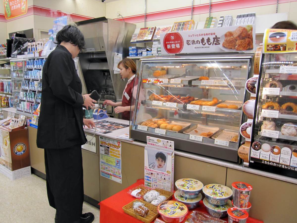 超商絕對不說的祕密！日本7-11收銀台有「神祕按鍵」，客人和店員其實都超怕