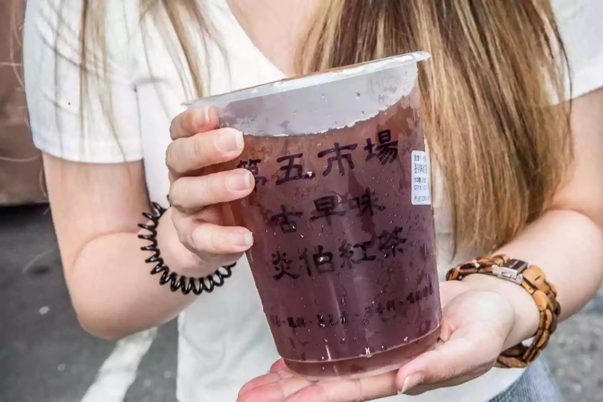 不敗古早味！北中南５家紅茶冰：巨無霸袋裝、1000cc僅25元、熟客一次買10杯