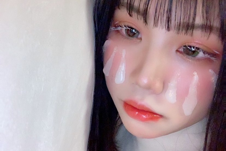 日本女高中生「眼淚妝」爆紅！將熱熔膠滴臉上展現「水汪汪」，網驚：我不懂時尚