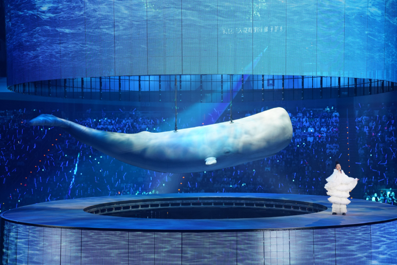 ▲ 舞台上方驚喜出現9米長、2米寬的巨大「鯨天動地飛行船」