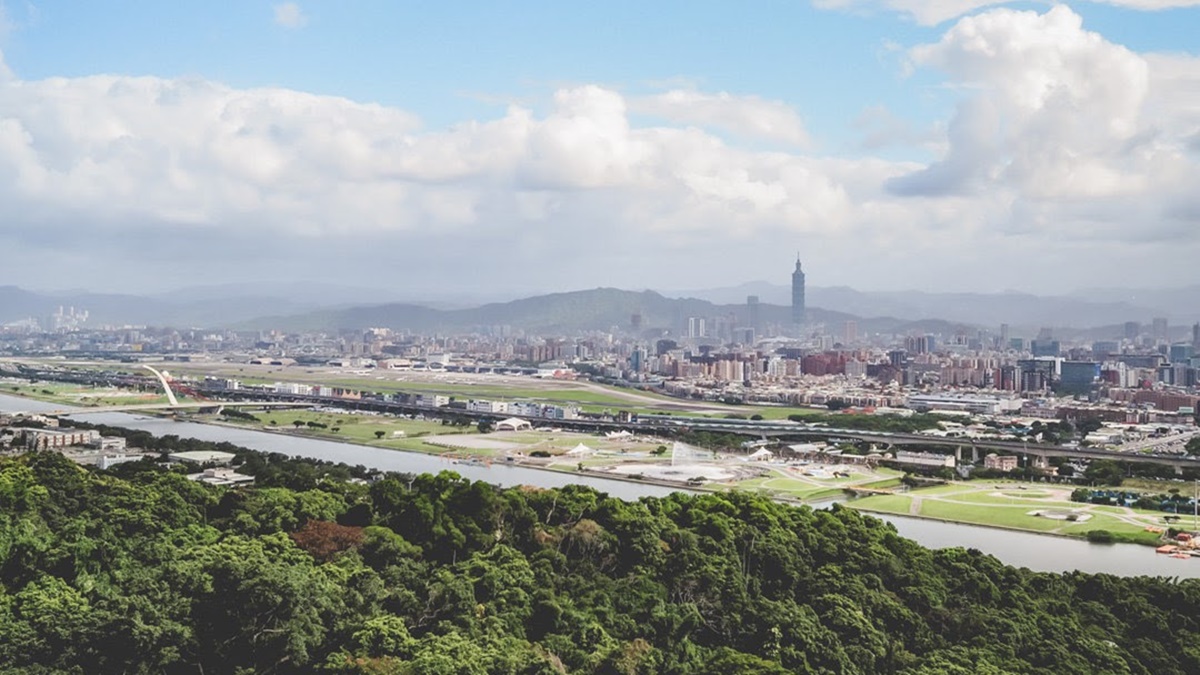 在觀景台可以看見台北101、基隆河、大直橋與松山機場，視野展望極佳。（圖片來源：是艾思，不是火拳）